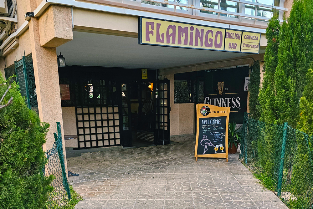 Foto frontal de la barra donde está Flamingo English Bar.